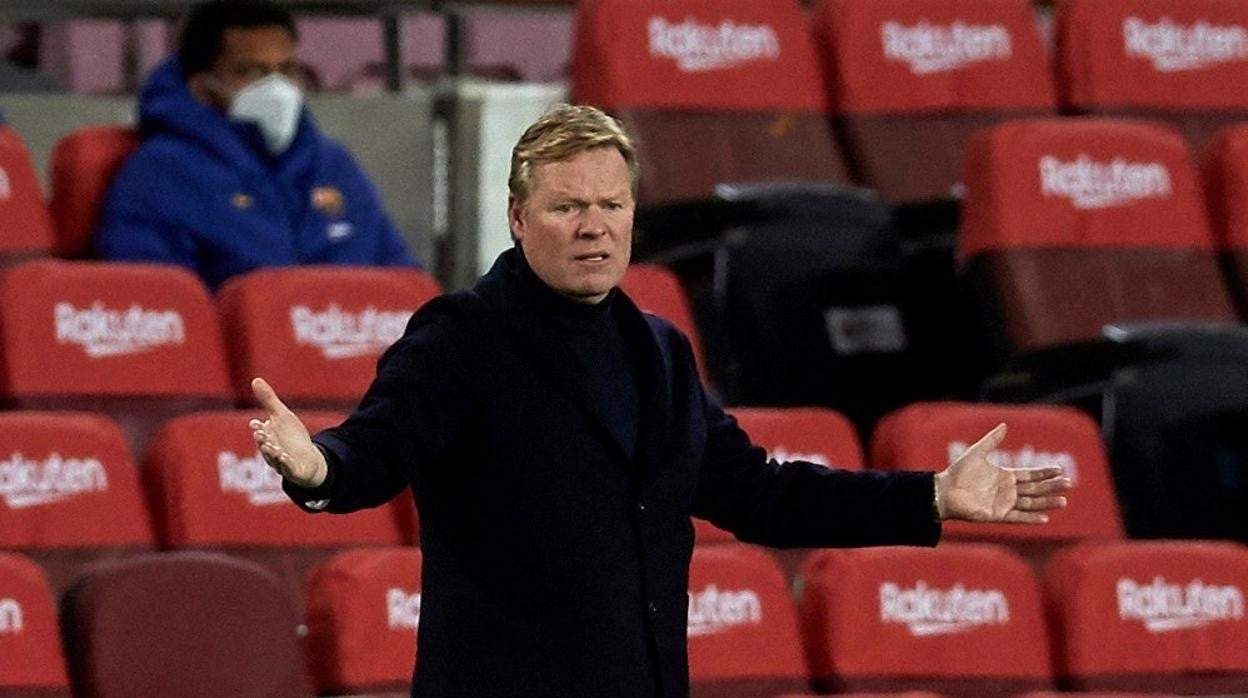 Koeman se queja de una jugada durante un partido del Barcelona