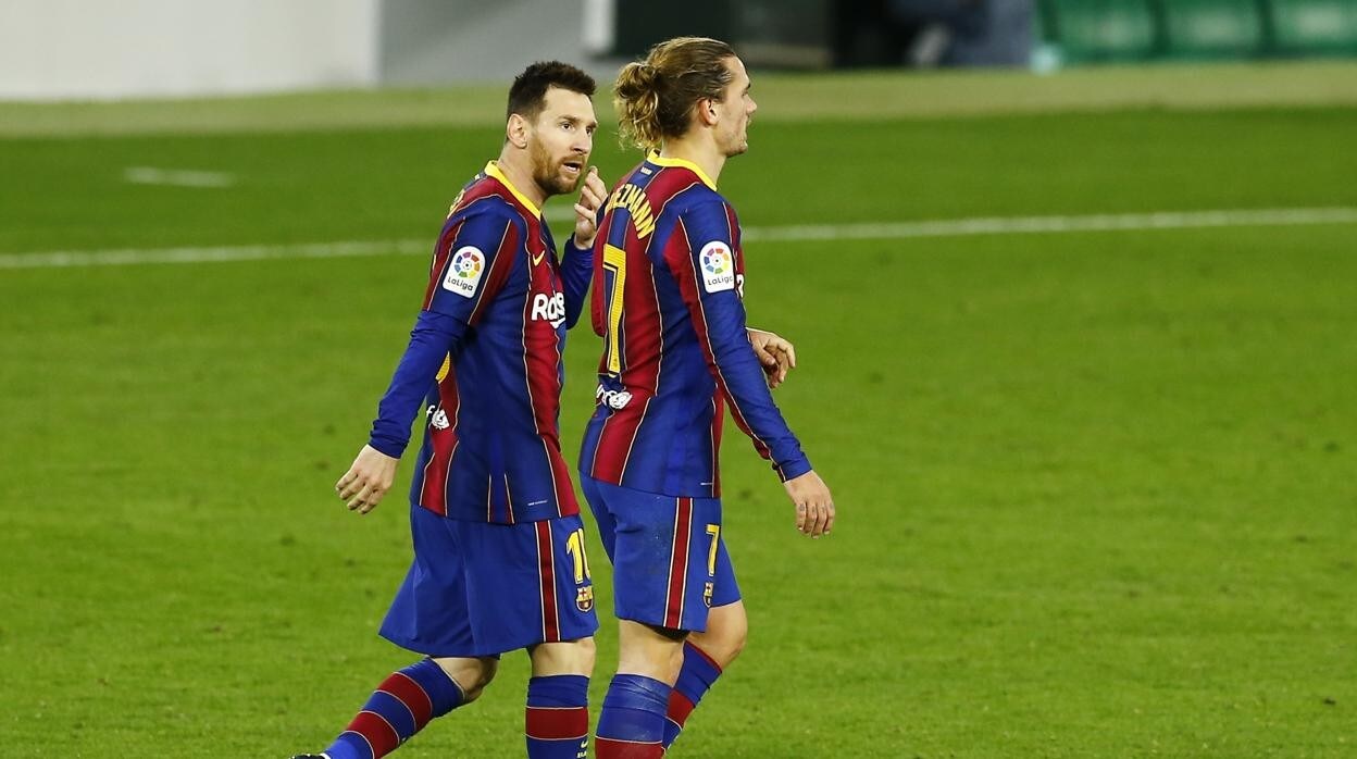 Messi y Griezmann comentan una jugada durante un partido