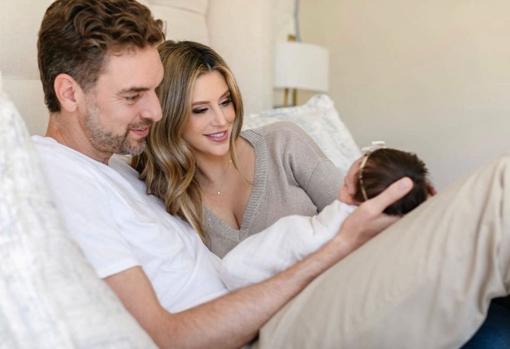 Gasol vivirá en Barcelona junto a su mujer Cat y su hija Gianna, de cinco meses