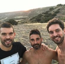 Pau Gasol, con su hermano Marc y Juan Carlos Navarro