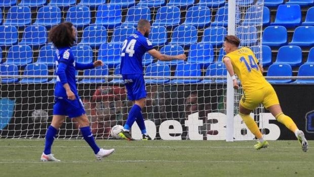 El Getafe se inmola con un autogol absurdo