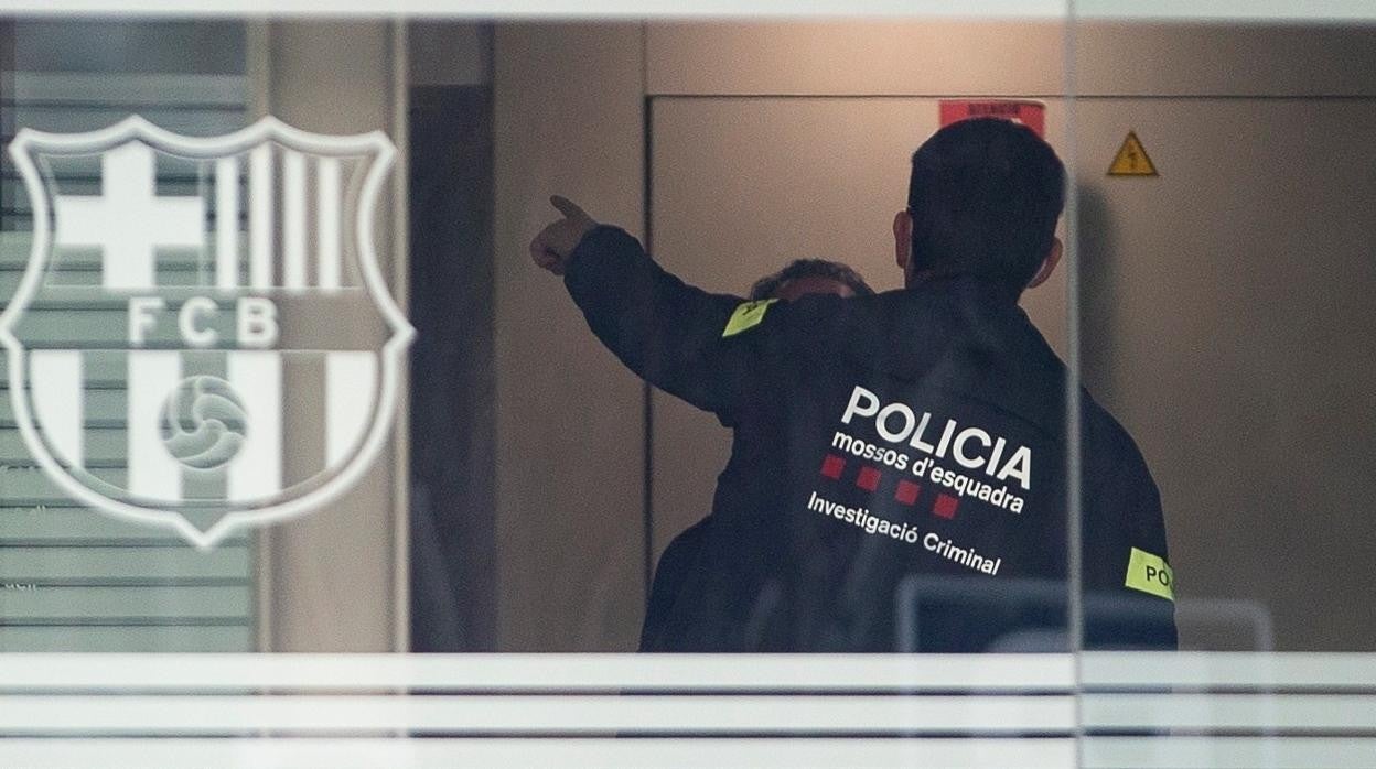 Los Mossos d'esquadra, ayer en las oficinas del Barcelona