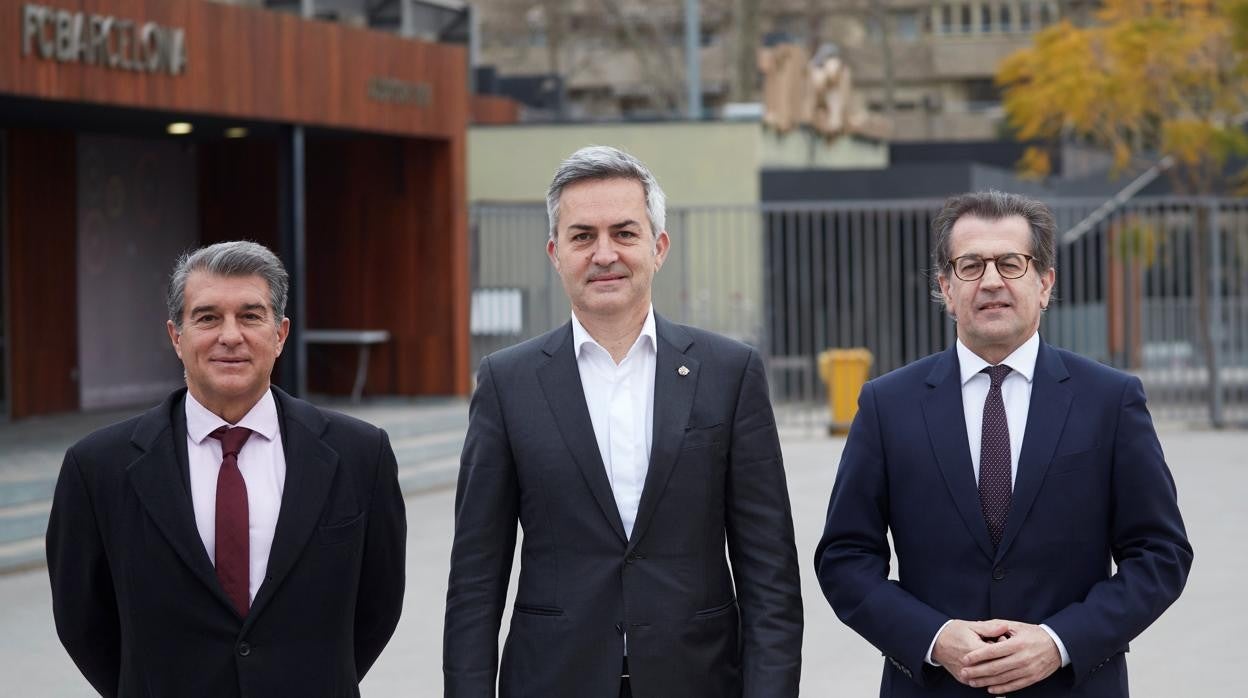 Laporta, Font y Freixa posan antes del debate electoral realizado en las instalaciones del club