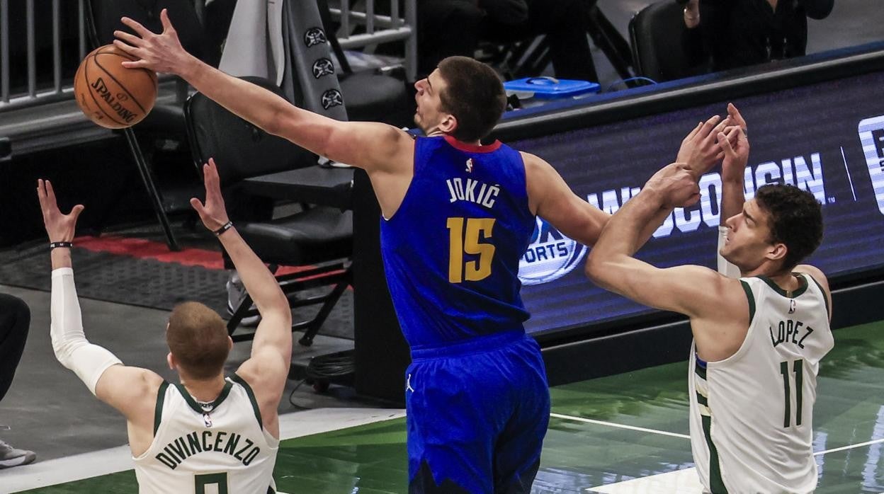 Jokic lucha en la pintura