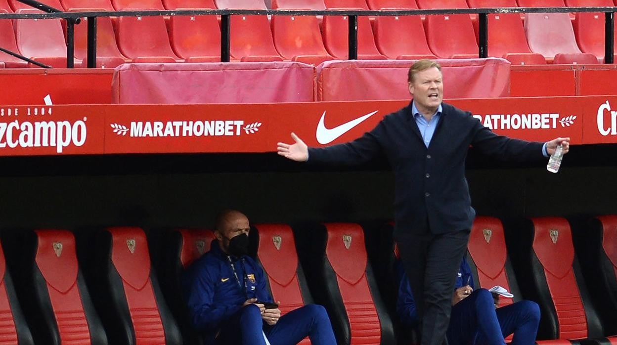 Ronald Koeman gesticula durante un partido