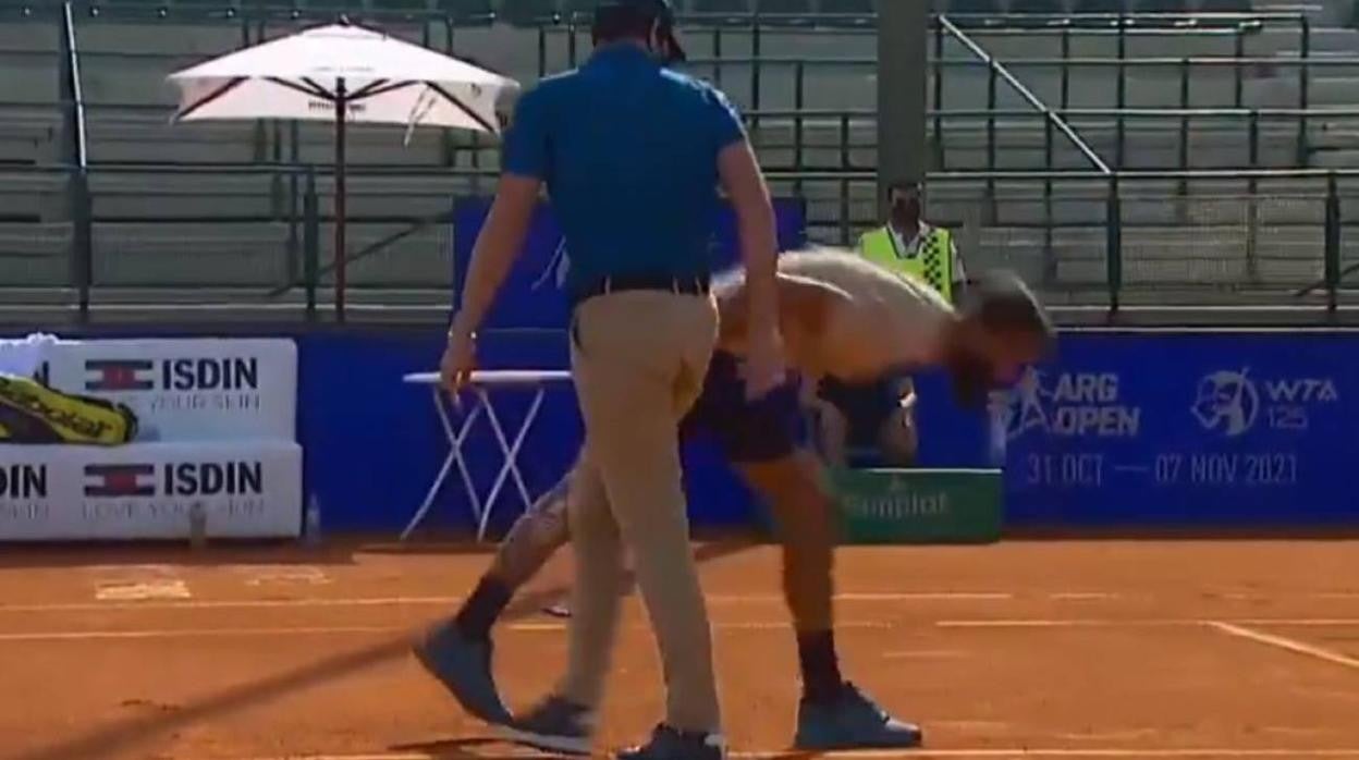 La lamentable actitud de Benoit Paire, con escupitajo a la pista incluído