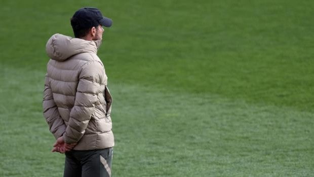 Simeone no cree que ganar al Madrid descarte a los blancos: «Quedará mucha Liga por delante»