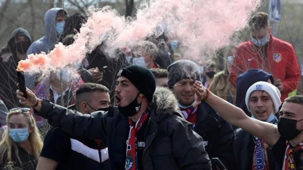 Cientos de aficionados del Atlético se saltan las medidas de seguridad para recibir a su equipo