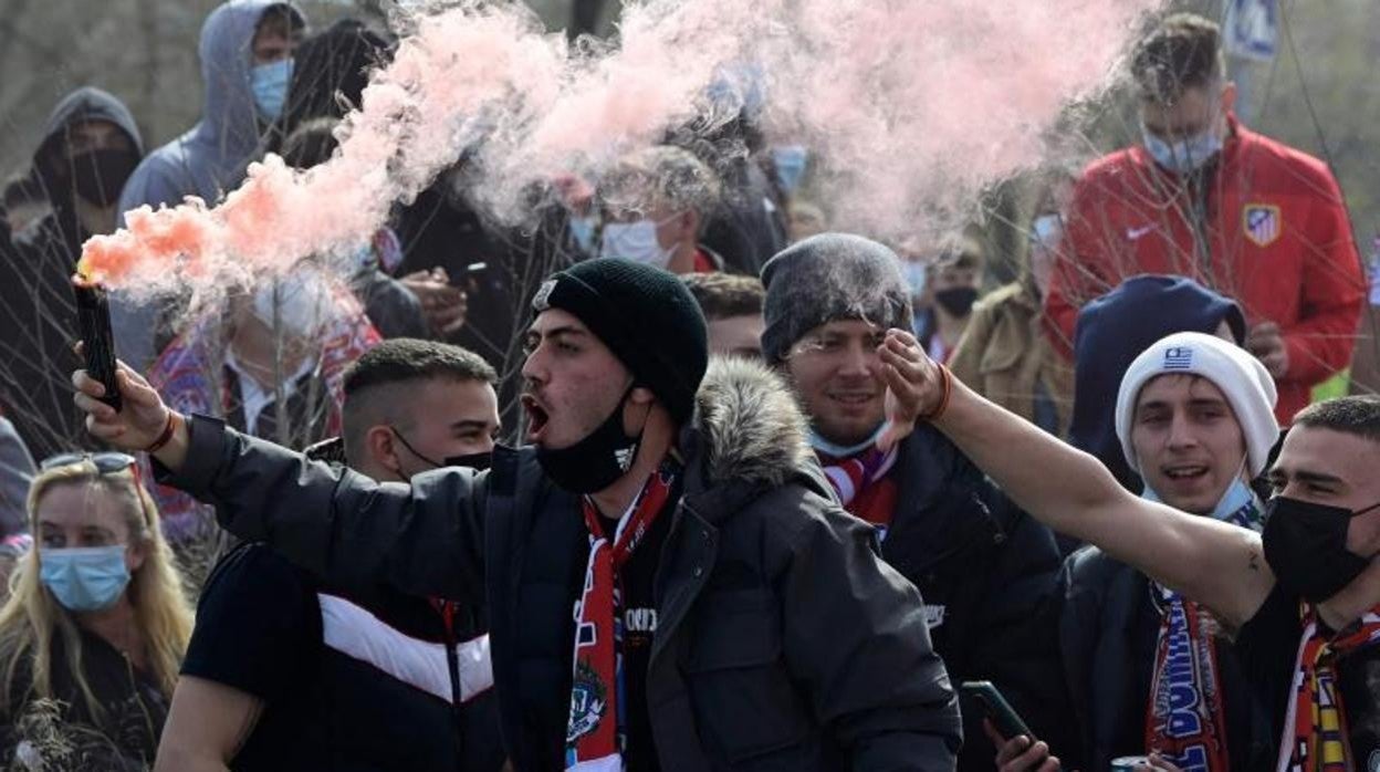 Cientos de aficionados del Atlético se saltan las medidas de seguridad para recibir a su equipo