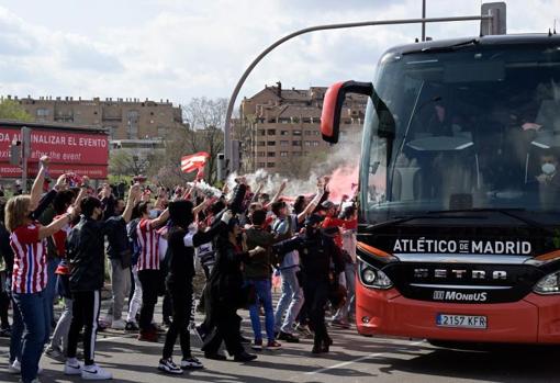 Cientos de aficionados del Atlético se saltan las medidas de seguridad para recibir a su equipo