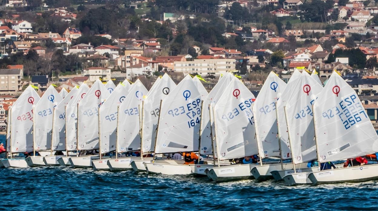 Más de 100 jóvenes de 11 clubes de Galicia se disputan la clasificación para el Nacional de Optimist