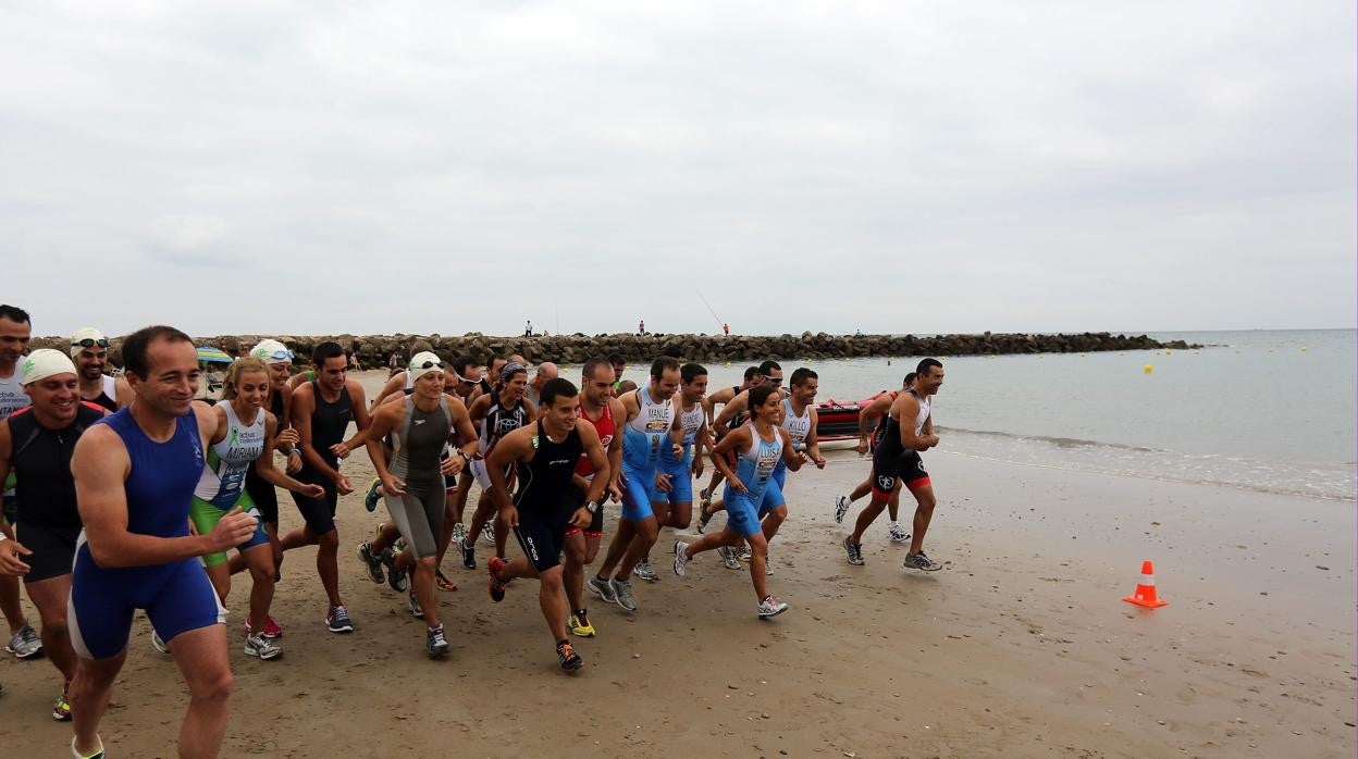 Imagen de una edición pasada del Trihércules Cádiz en la playa de Santa María.