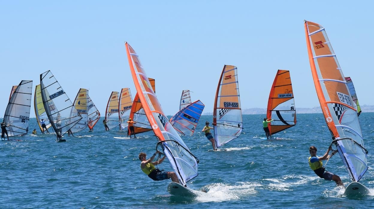 El Nacional Windsurf &amp; Iqfoil Juvenil 2021 en Santa Pola inicia la cuenta atrás