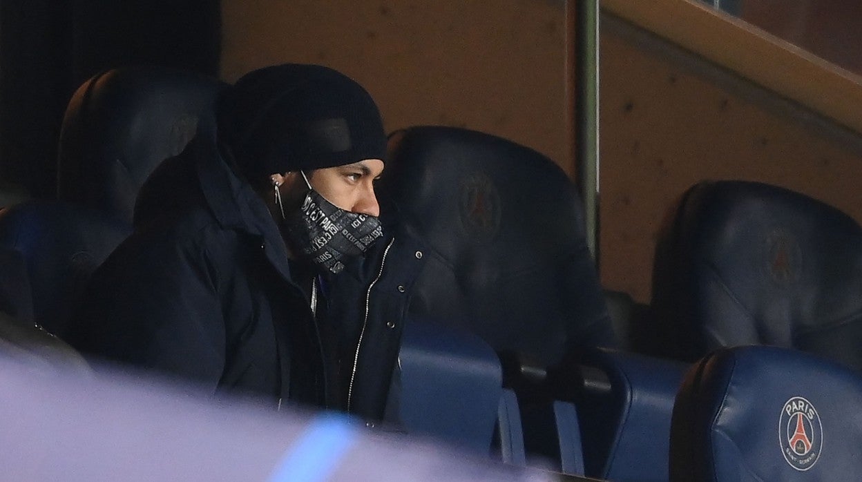 Neymar, en la grada durante un partido del PSG