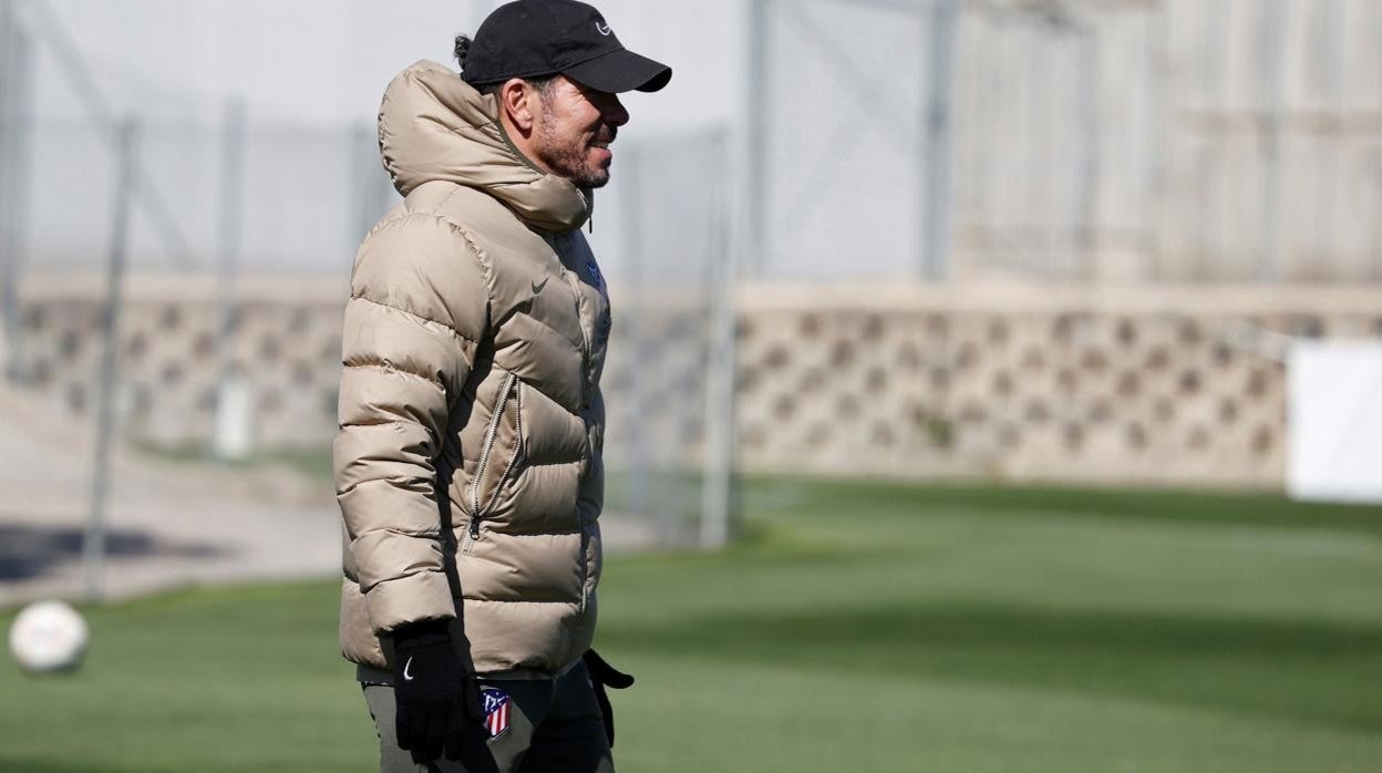 Simeone, ayer en el último entrenamiento del Atlético antes del partido ante el Alavés