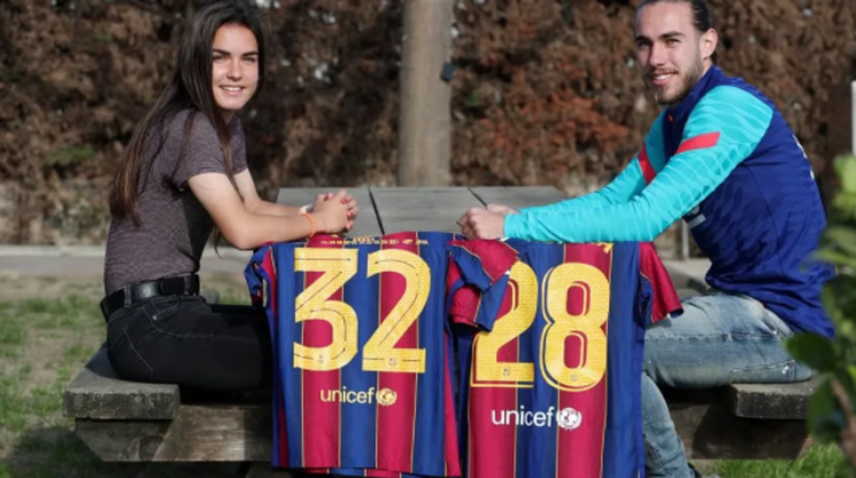 Ariadna y Óscar Mingueza posan con las camisetas con las que han debutado en el primer equipo