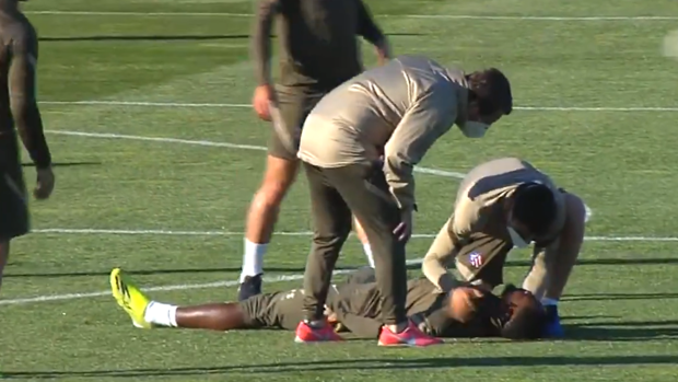 Susto en el entrenamiento del Atlético al desplomarse Dembélé