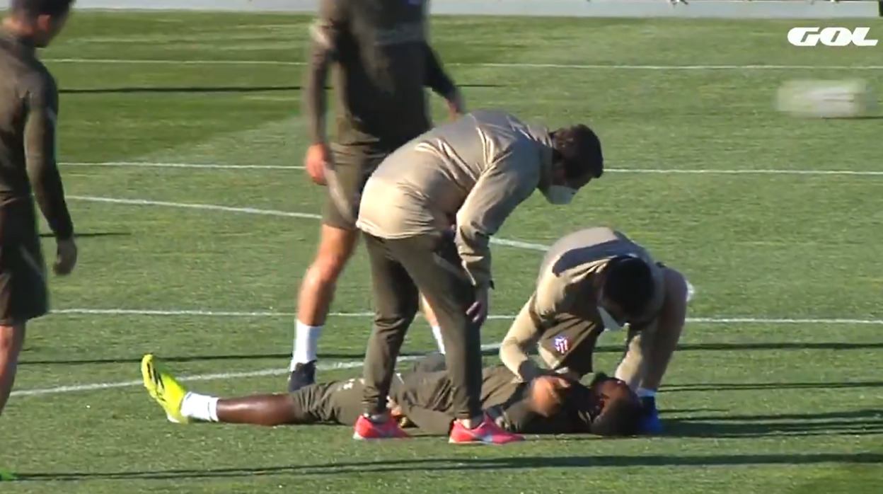 Susto en el entrenamiento del Atlético al desplomarse Dembélé