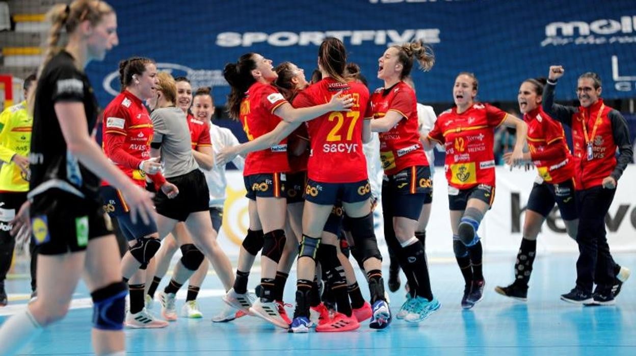 La selección femenina de balonmano celebra su clasificación para Tokio 2020