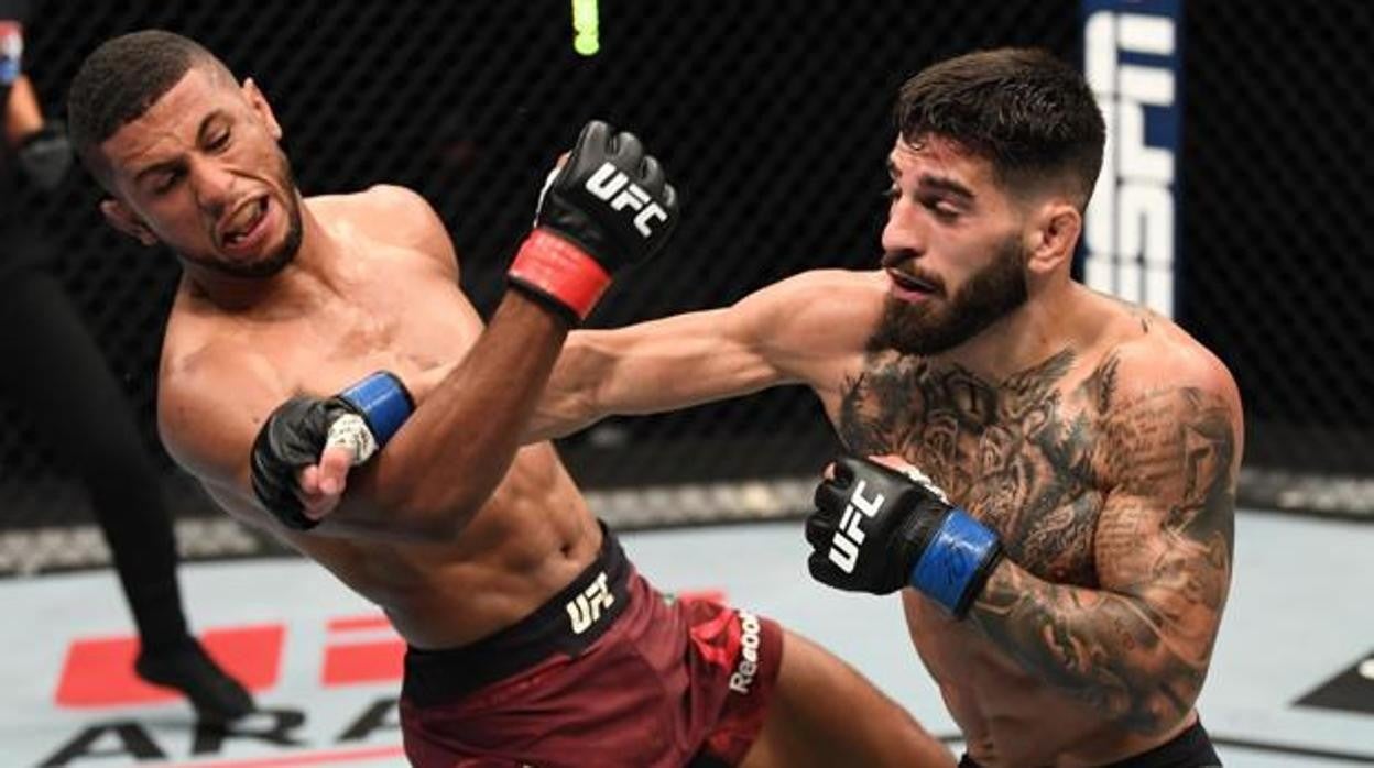 Ilia Topuria conecta una derecha ante Youssef Zalal, durante su debut en UFC