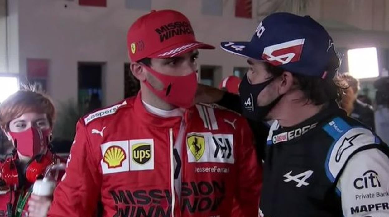 El divertido saludo entre Sainz y el «oxidado» Alonso: «No ha estado mal para llevar dos años parado...»