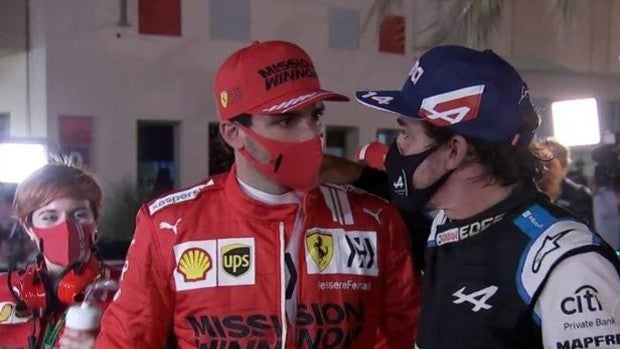 El divertido saludo entre Sainz y el «oxidado» Alonso: «No ha estado mal para llevar dos años parado...»