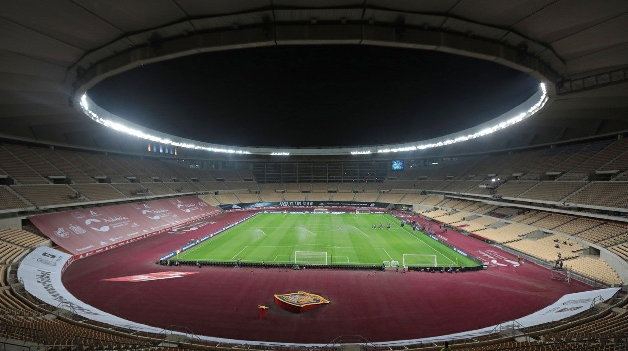 Últimos preparativos en La Cartuja antes de un partido de la selección española