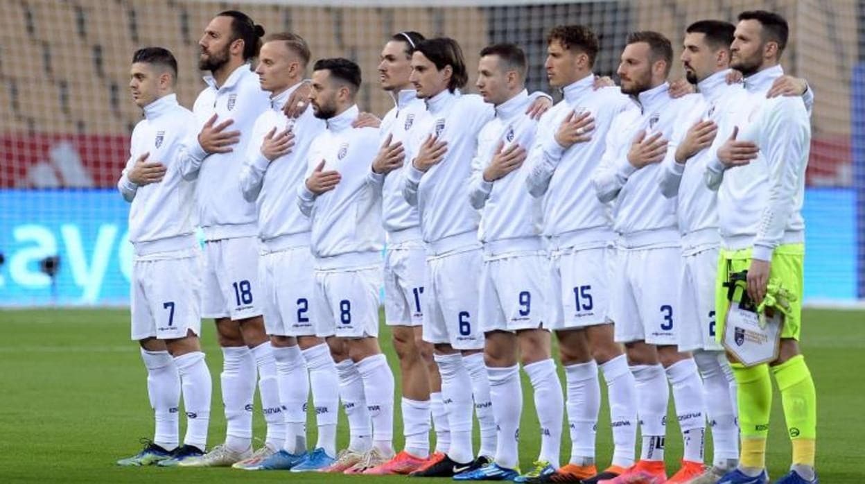 Imagen de los jugadores de Kosovo al inicio del encuentro