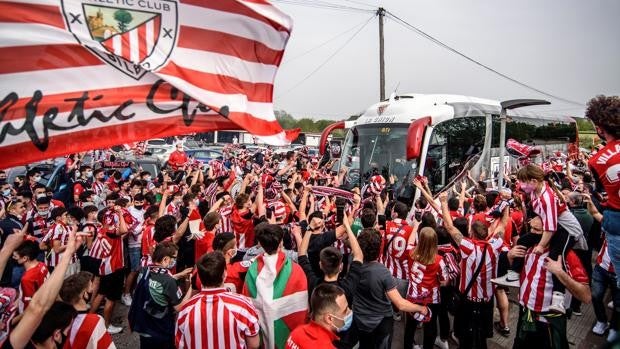 Aficionados del Athletic se saltan las restricciones para despedir a su equipo