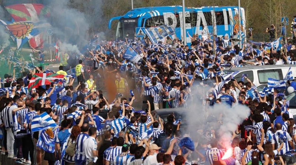 La afición de la Real Sociedad despide a su equipo