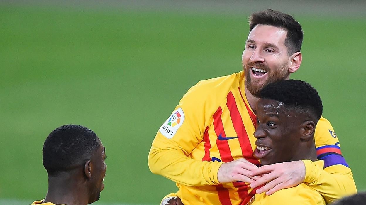 Ilaix y Messi celebran un gol con el Barcelona