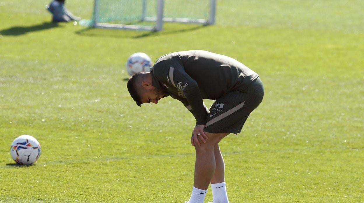 Suárez, tras sufrir la lesión en el entrenamiento del Atlético esta mañana