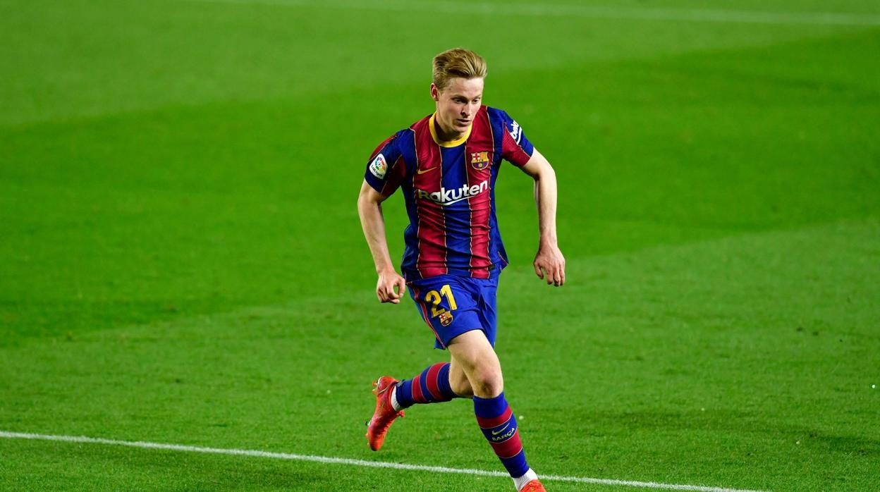 Frenkie de Jong conduce el balón durante un partido del Barcelona