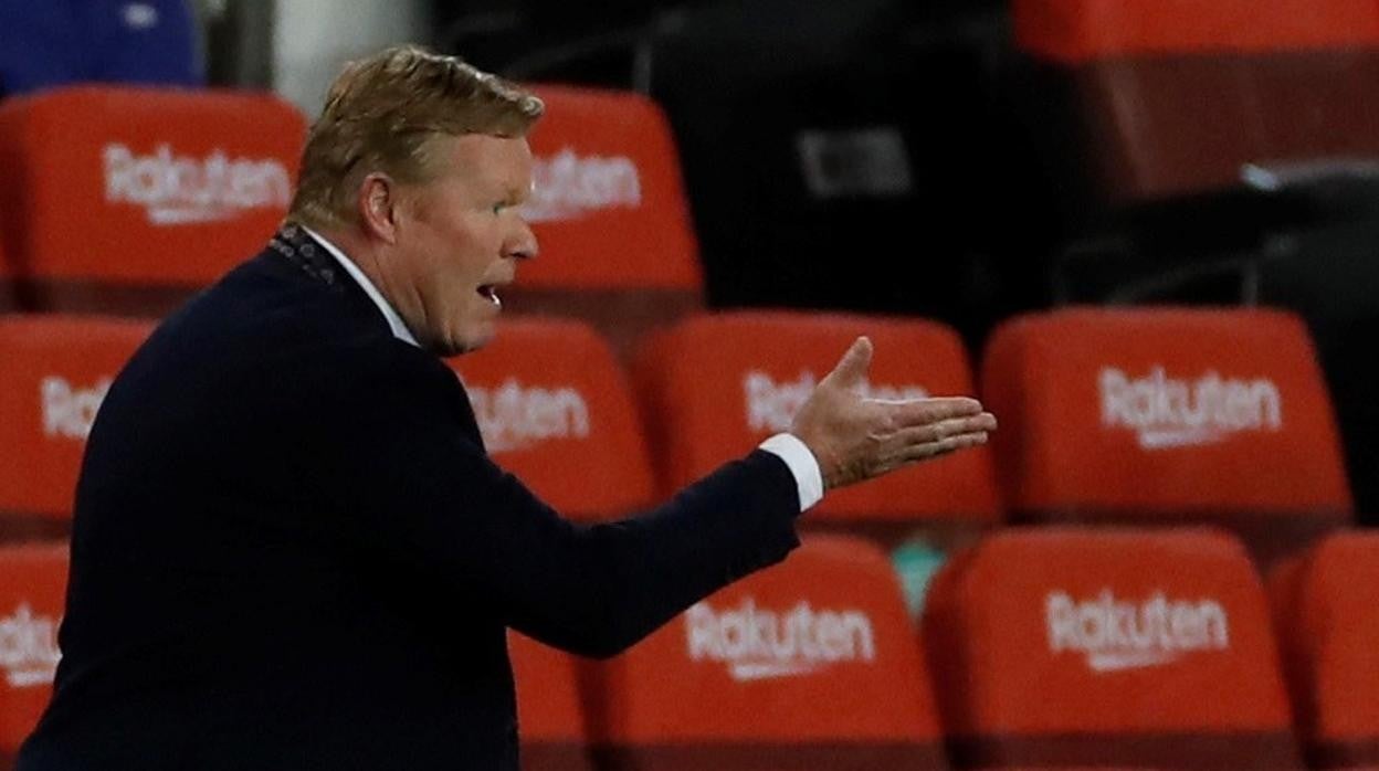 Koeman da indicaciones a su equipo durante un partido