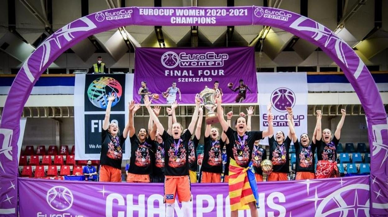 Las jugadoras del Valencia Basket levantan el título de la Eurocup