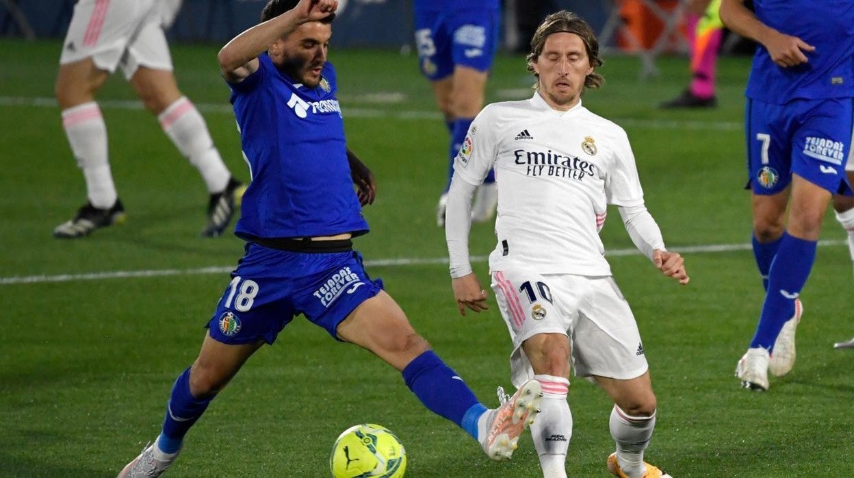 Arambarri intenta frenar a Modric en el partido de Liga de este domingo