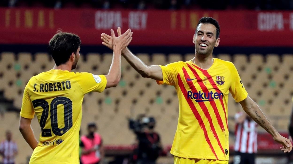 Sergi Roberto choca la mano con Busquets durante la final de Copa del Rey