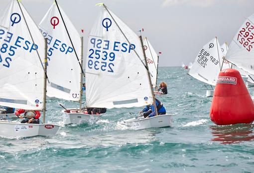 Bruno Iglesias primer líder del Trofeo Vithas de Optimist