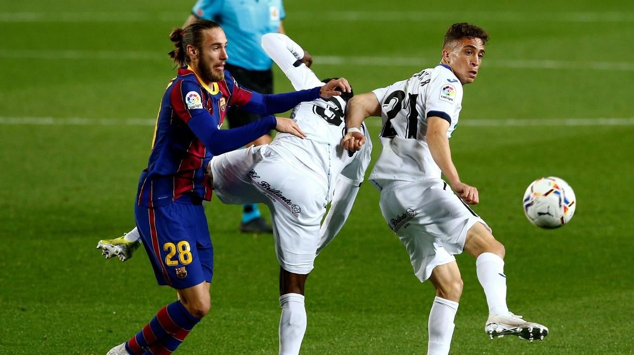 Mingueza pelea un balón durante el partido entre el Barcelona y el Getafe