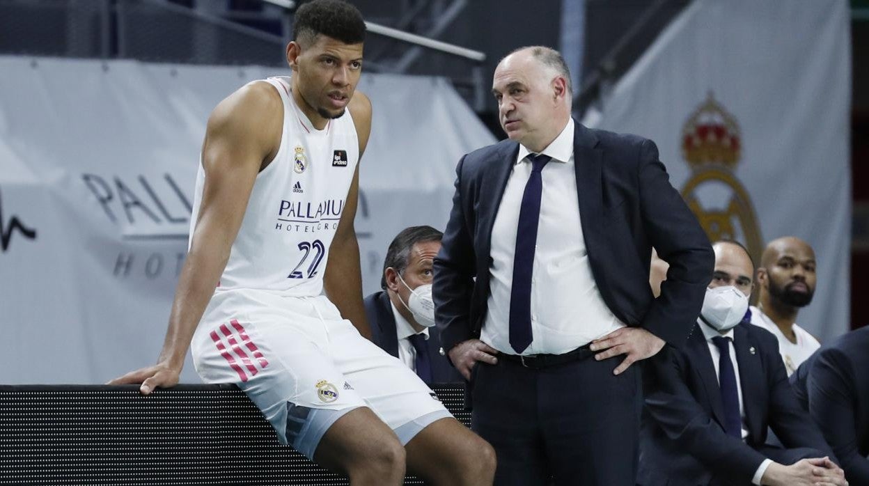 Tavares junto a Laso, durante un partido del Real Madrid