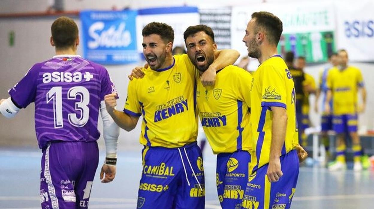 Jugadores del Virgili celebran un gol