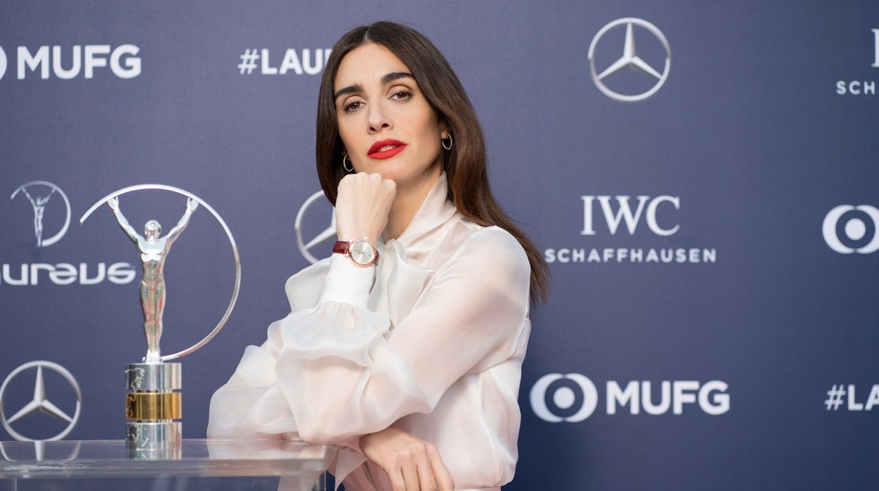 Paz Vega posa con uno de los galardones