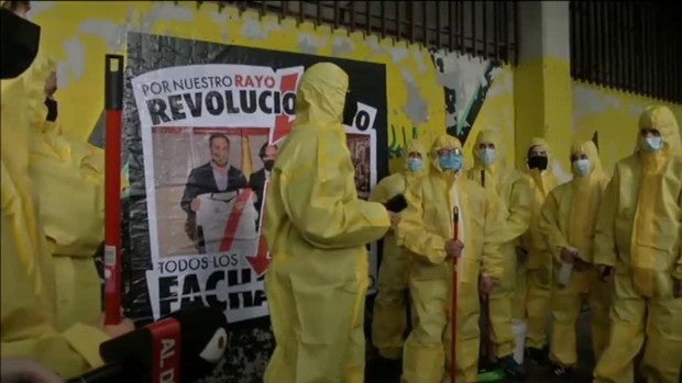 La reacción de Vox ante la 'desinfección' del estadio de Vallecas tras la visita de Abascal y Monasterio