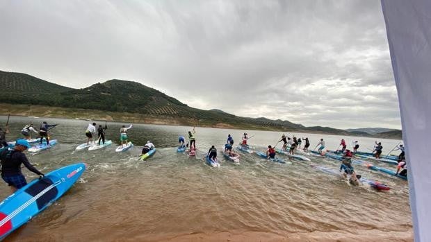 Aarón Sánchez y Esperanza Barrera, ganadores de la primera prueba de la Liga Andalucía Costa del SUP