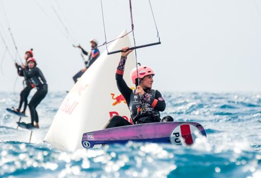 La polaca Magdalena Woyciechowska, una de las estrellas mundiales en féminas, pasa por una boya del recorrido