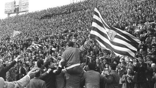 Los seguidores del Atlético festejan en el Metropolitano