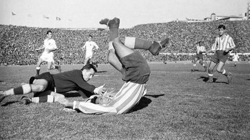 Alfonso Silva, derribado en el partido contra el Valencia que decidió el título en 1950