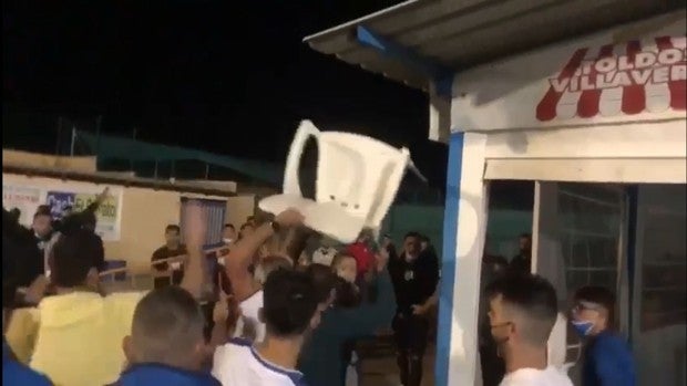 Pelea entre aficionados del Villaverde y el Atlético Olivarense en un partido de regional