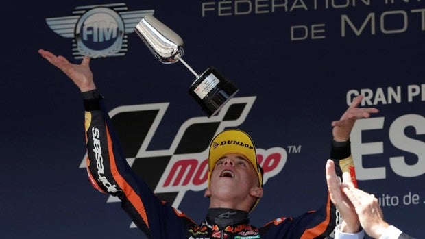 Pedro Acosta vence en Moto3 y sale más líder de Jerez