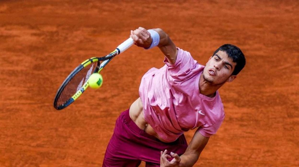 Carlos Alcaraz saca en su duelo ante Mannarino